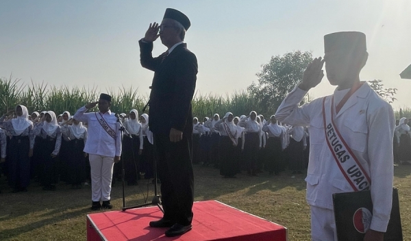 PERINGATI HARI KEMERDEKAAN RI KE – 80 MTsN 9 JOMBANG GELAR UPACARA  DENGAN KHIDMAT
